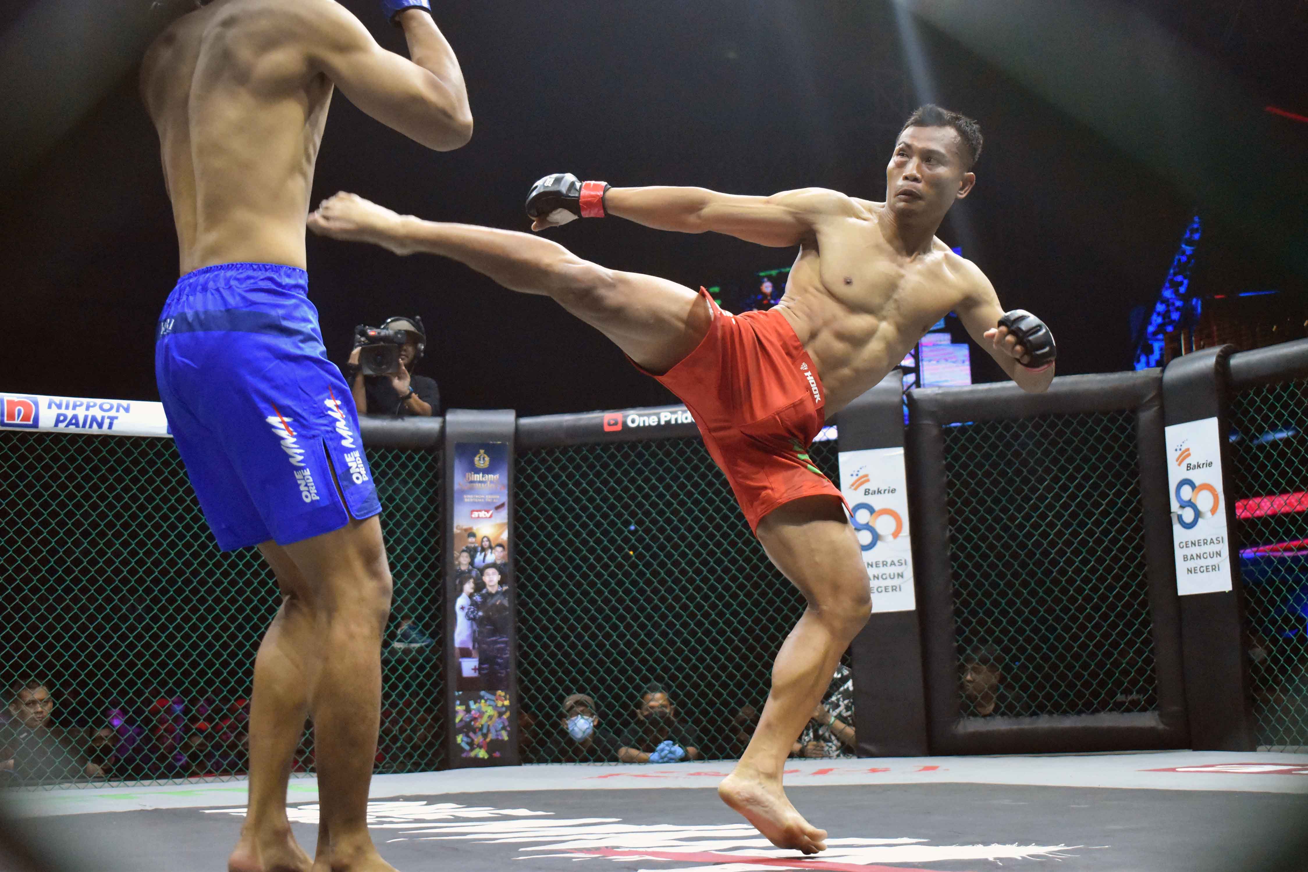 Sudah Dicekik-Wajah Bonyok, Gugun Pertahankan Juara One Pride MMA