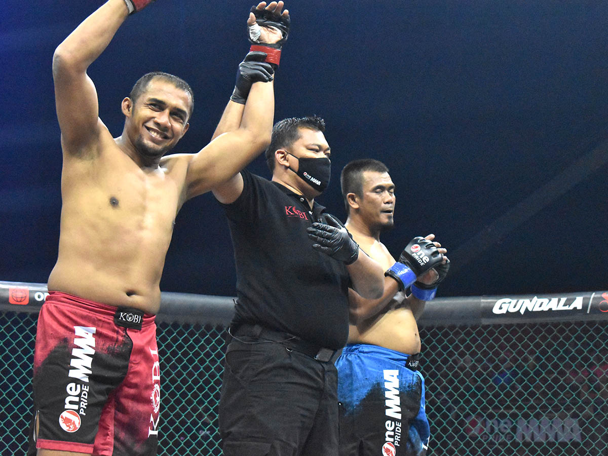 Alwin Kincai Membuat Sarif Saepudin Tak Berdaya di Fight Night 38